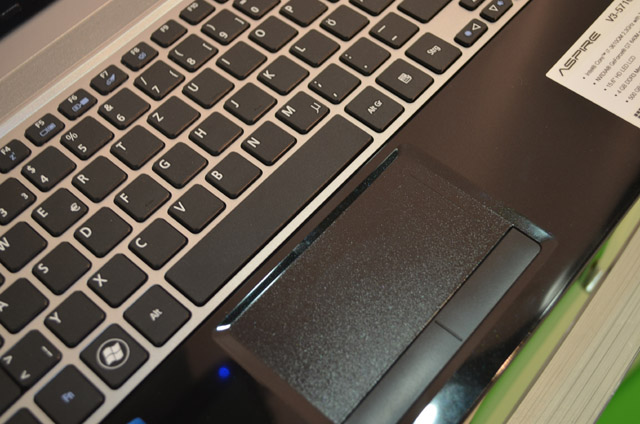 Acer V3-571-9831 Keys and Trackpad